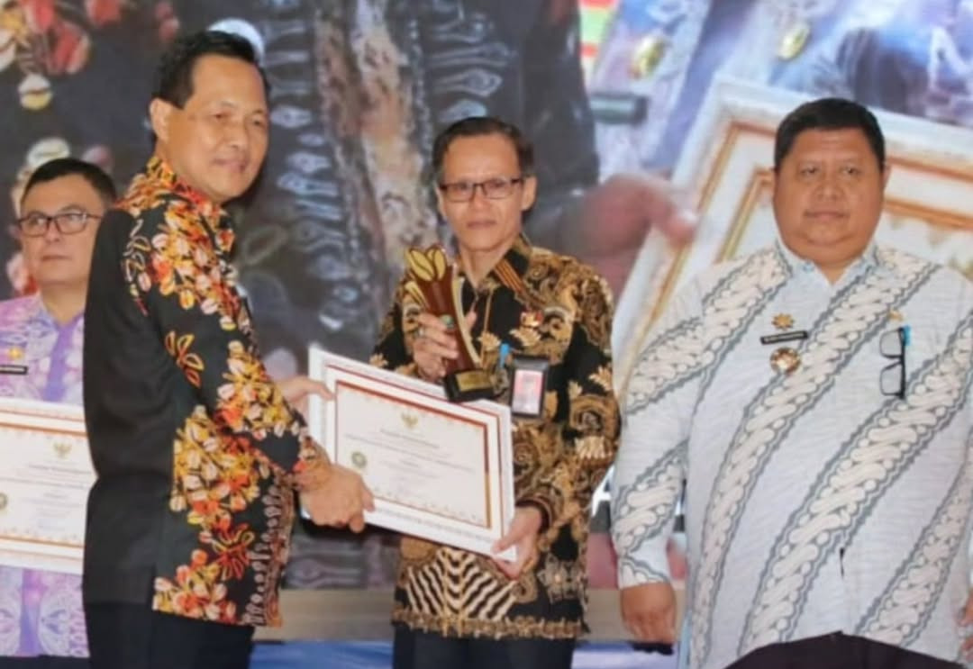 Kepala DPMPTSP M. Tarmizi Ismail, S.E., M.Si. menerima Penghargaan dari Bupati Muara Enim H. Edison, S.H., M.Hum